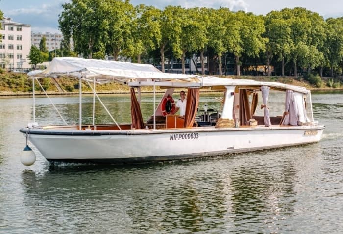 Balade Privée sur la Seine : Paris Iconique en 60 Minutes