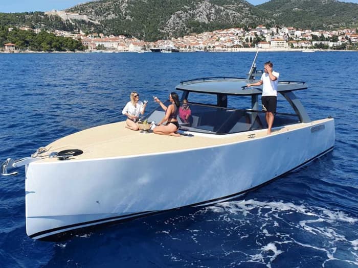 Hvar : visite privée de la grotte bleue et du hors-bord de Vis