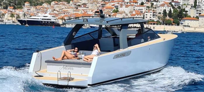Hvar : visite privée de la grotte bleue et du hors-bord de Vis