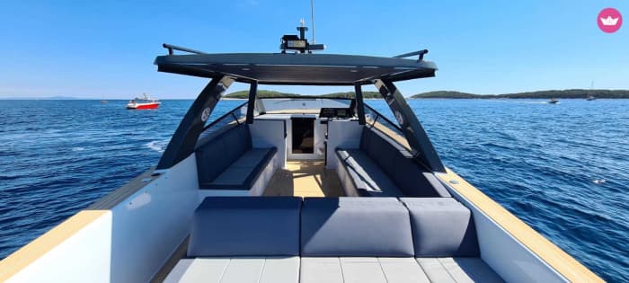 Hvar : visite privée de la grotte bleue et du hors-bord de Vis