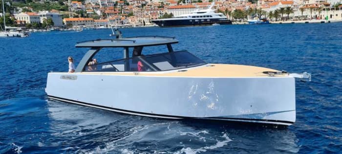 Hvar : visite privée de la grotte bleue et du hors-bord de Vis