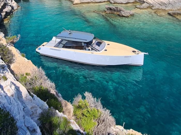 Hvar : visite privée de la grotte bleue et du hors-bord de Vis