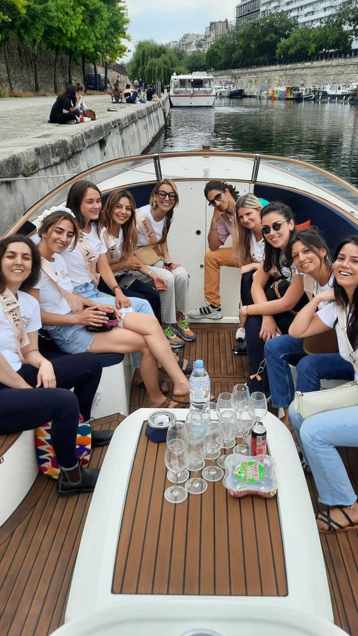 Discover Paris: Half-day of pure joy on a motorboat