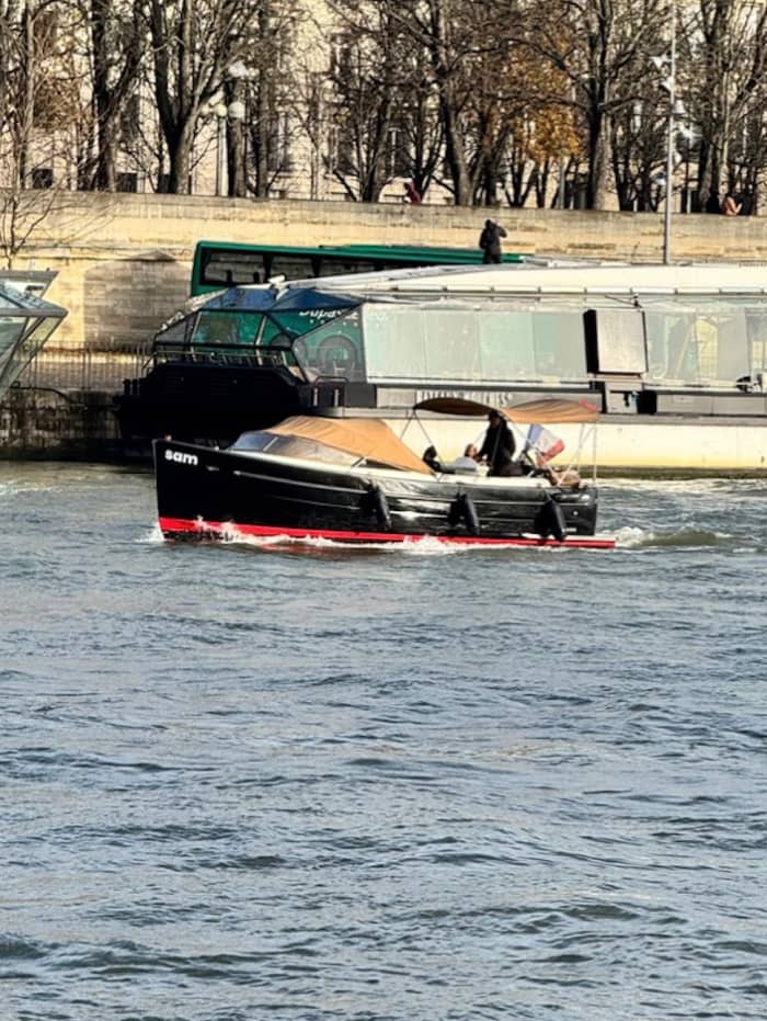 Discover Paris: Half-day of pure joy on a motorboat
