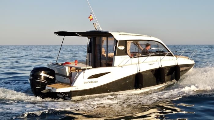 Gouden uur op zee: zonsondergangcruise langs de kust van Sitges
