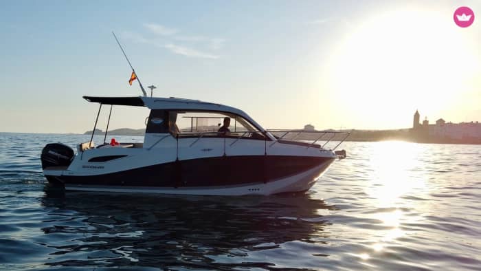 Gouden uur op zee: zonsondergangcruise langs de kust van Sitges