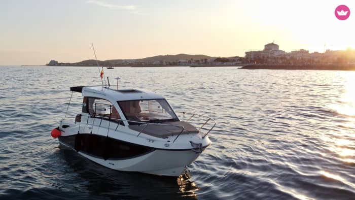 Gouden uur op zee: zonsondergangcruise langs de kust van Sitges