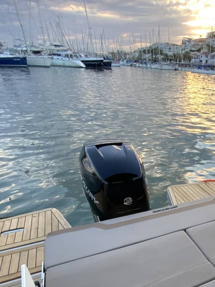 Gouden uur op zee: zonsondergangcruise langs de kust van Sitges