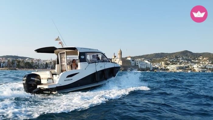 Gouden uur op zee: zonsondergangcruise langs de kust van Sitges