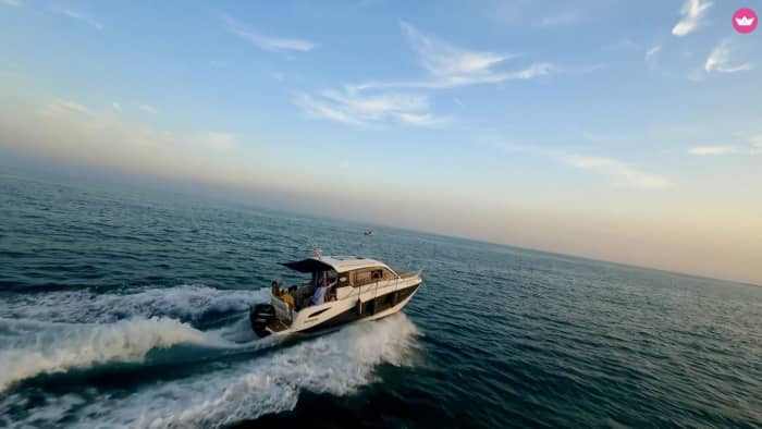 Gouden uur op zee: zonsondergangcruise langs de kust van Sitges