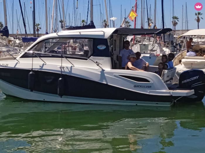 Gouden uur op zee: zonsondergangcruise langs de kust van Sitges