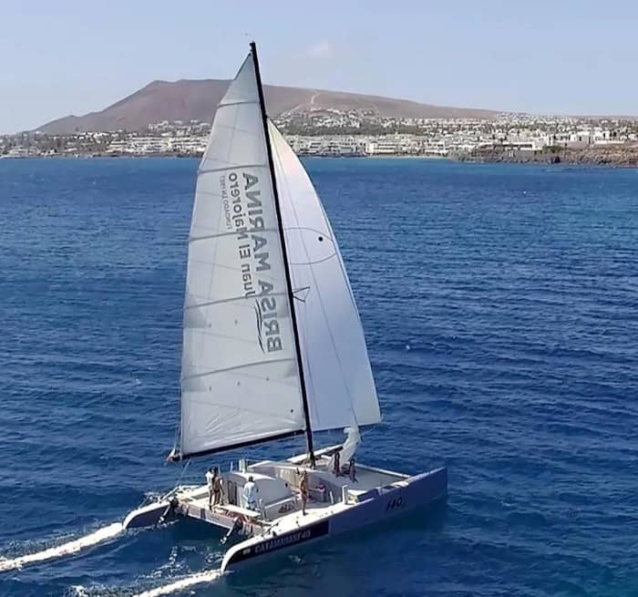 Setzen Sie Kurs auf pures Segelvergnügen: Ein ganzer Tag authentisches Segeln in Playa Blanca auf einem Katamaran