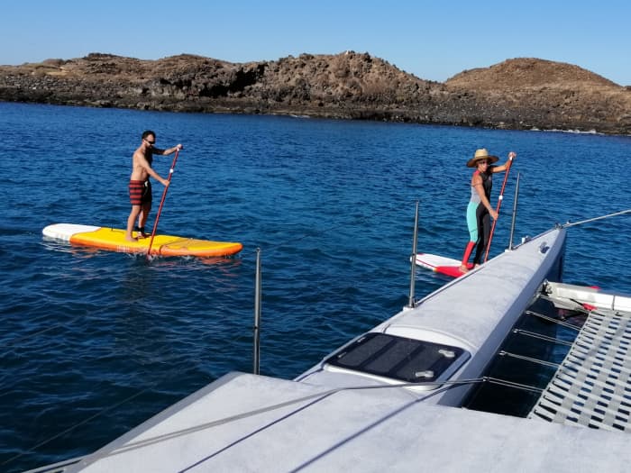 Setzen Sie Kurs auf pures Segelvergnügen: Ein ganzer Tag authentisches Segeln in Playa Blanca auf einem Katamaran