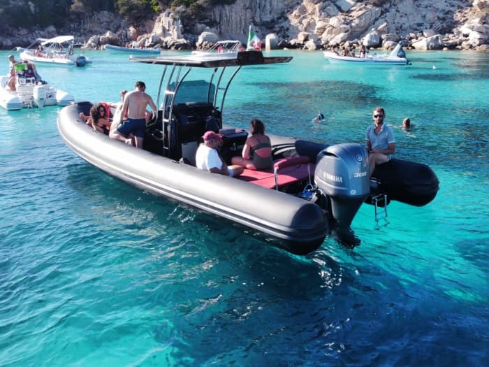 Gita privata in gommone intorno a La Maddalena