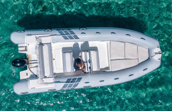 Gita privata in gommone intorno a La Maddalena