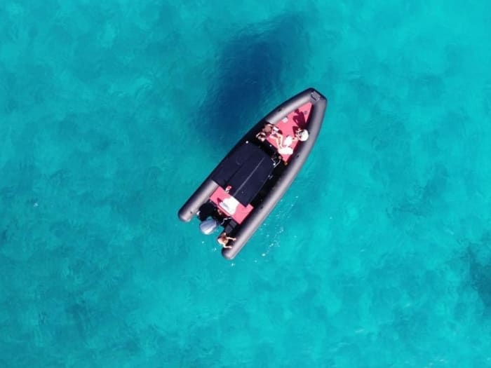Gita privata in gommone intorno a La Maddalena