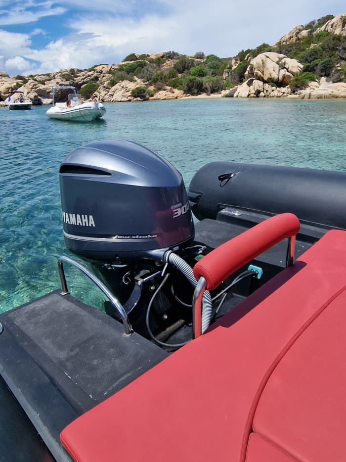 Gita privata in gommone intorno a La Maddalena