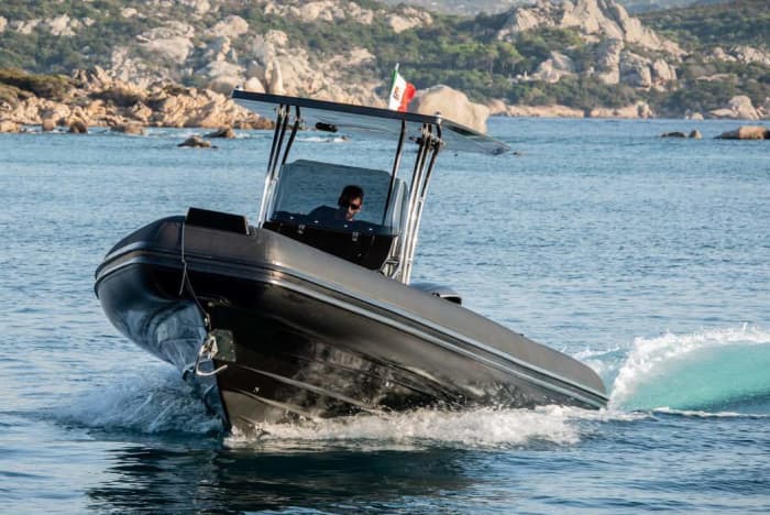 Gita privata in gommone intorno a La Maddalena