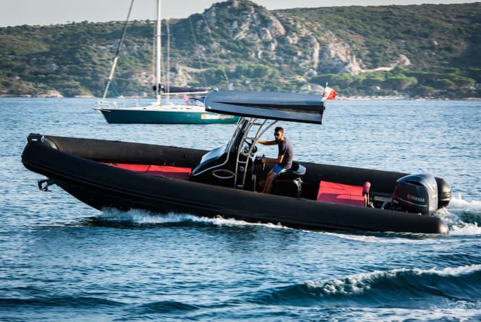 Gita privata in gommone intorno a La Maddalena