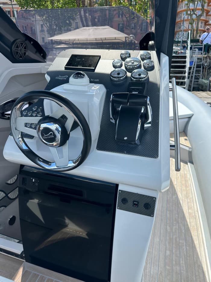Entdecken Sie Italiens Küsten: Ein kompletter Tagesausflug an Bord eines Motorboots
