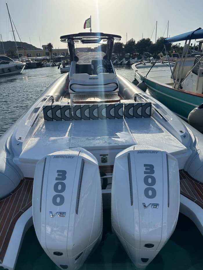 Entdecken Sie Italiens Küsten: Ein kompletter Tagesausflug an Bord eines Motorboots