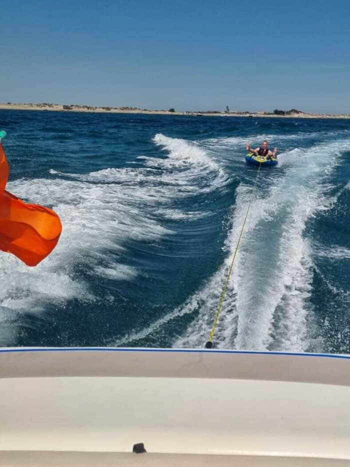 Geniet van de zon tijdens een dagtocht per boot vanuit Grau-du-Roi of Port-Camargue.