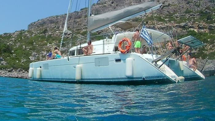 Descubra Rodes num passeio de catamarã de um dia inteiro.