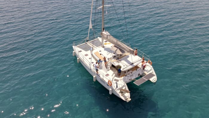 Descubra Rodes num passeio de catamarã de um dia inteiro.