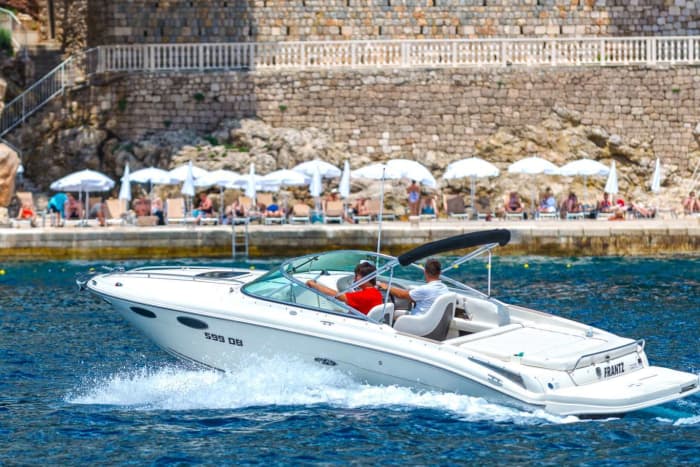 Rent a motorboat for 3h30 of fun