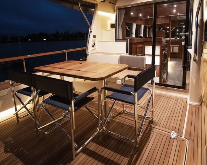 Capitaine Leo - Croisière privée d'une journée en yacht à moteur autour de Santorin