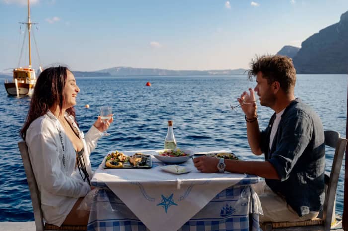 Capitaine Leo - Croisière privée d'une journée en yacht à moteur autour de Santorin