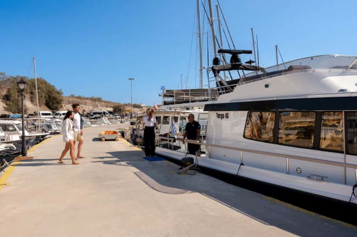 Capitaine Leo - Croisière privée d'une journée en yacht à moteur autour de Santorin