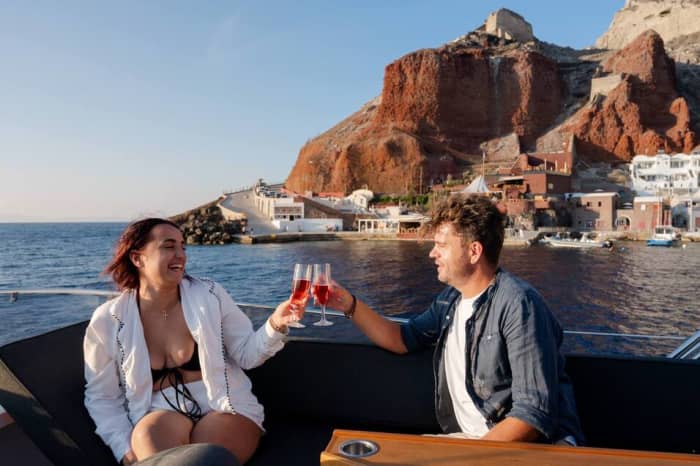 Capitaine Leo - Croisière privée d'une journée en yacht à moteur autour de Santorin