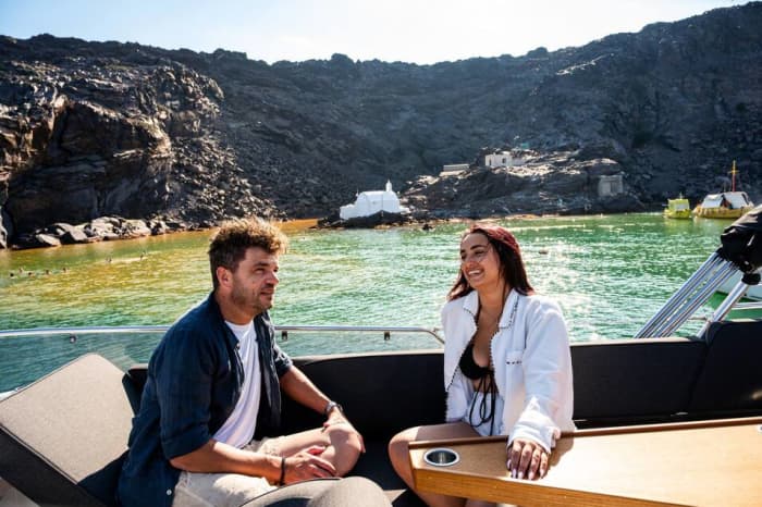 Capitaine Leo - Croisière privée en yacht au coucher du soleil autour de Santorin