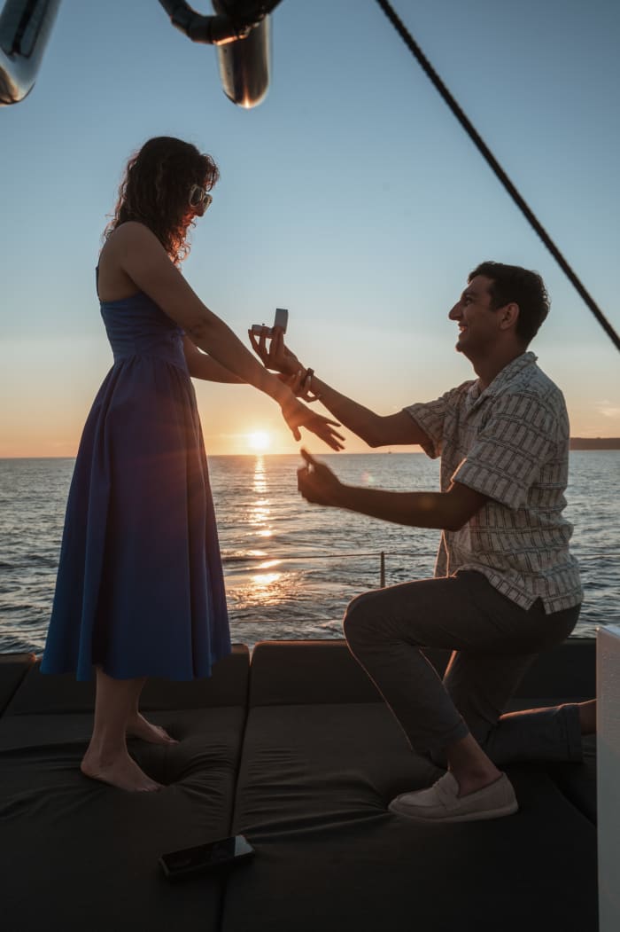 Capitaine Leo - Croisière privée en yacht au coucher du soleil autour de Santorin