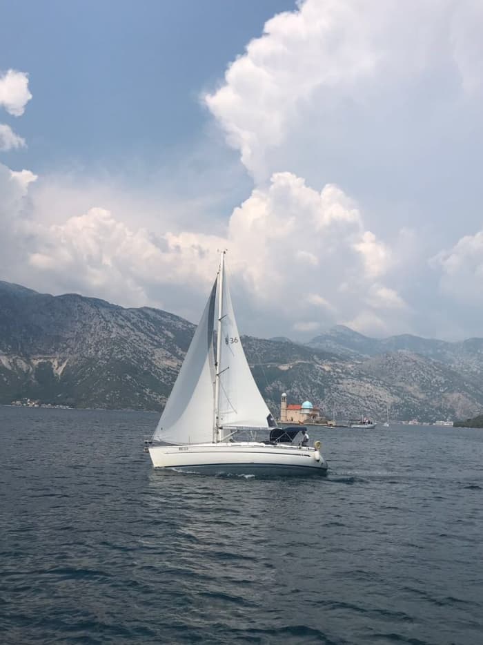 Setzen Sie Kurs auf Freude: Ein ganzer Tag authentisches Segeln in Kotor auf einem Segelboot