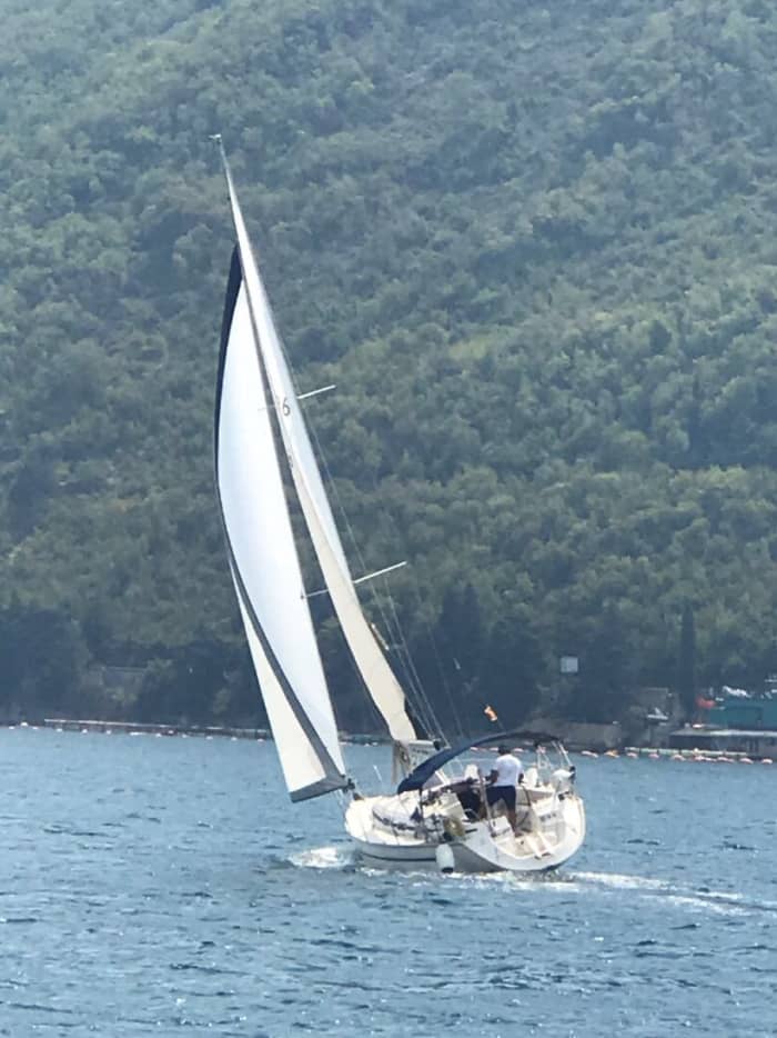Setzen Sie Kurs auf Freude: Ein ganzer Tag authentisches Segeln in Kotor auf einem Segelboot