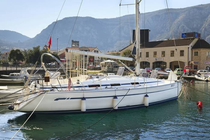 Setzen Sie Kurs auf Freude: Ein ganzer Tag authentisches Segeln in Kotor auf einem Segelboot