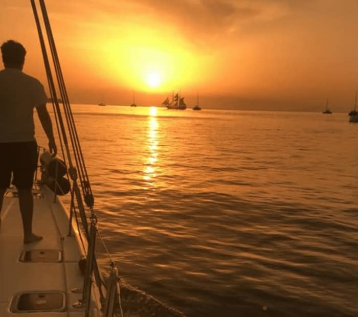 Croisière privée en catamaran au coucher du soleil avec barbecue, boissons et transferts