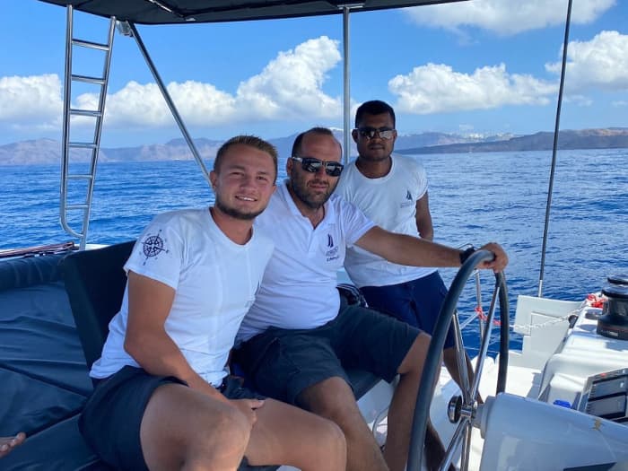 Croisière privée en catamaran au coucher du soleil avec barbecue, boissons et transferts inclus