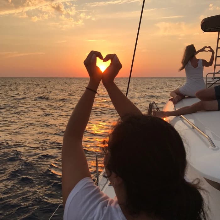 Croisière privée en catamaran au coucher du soleil avec barbecue, boissons et transferts inclus