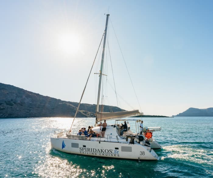 Croisière privée en catamaran en journée avec barbecue, boissons et transferts