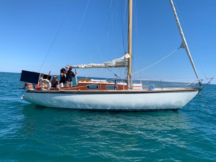 Passez 8 heures à naviguer autour de Brest en voilier.