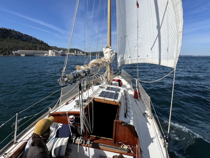 Passez 8 heures à naviguer autour de Brest en voilier.