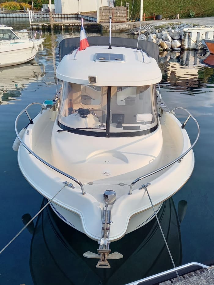 Passeios turísticos de barco personalizados no Lago de Genebra. Excursões de pesca com isca artificial ou linha.
