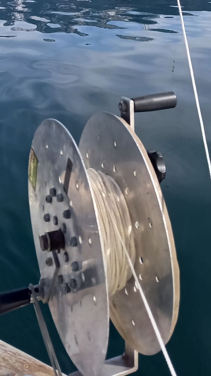 Passeios turísticos de barco personalizados no Lago de Genebra. Excursões de pesca com isca artificial ou linha.