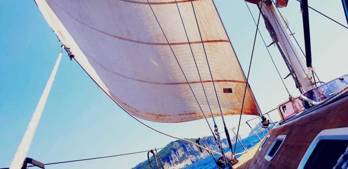Der Rhythmus von Marina di Ragusa: Unvergessliche Momente auf einem Segelboot