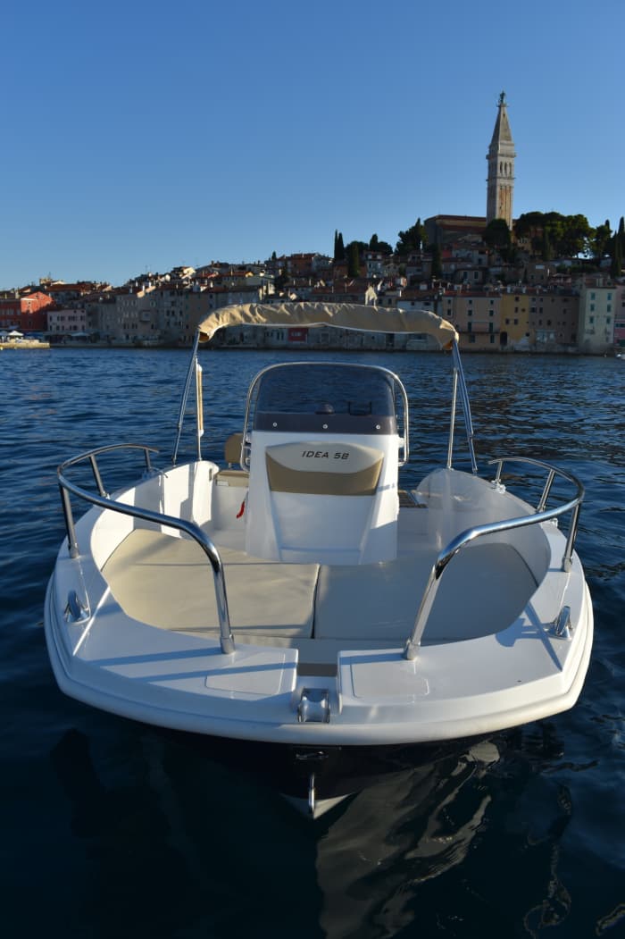 Scopri Rovigno: una giornata intera di sole a bordo di un motoscafo.