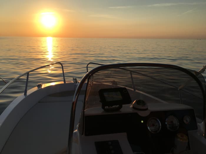 Scopri Rovigno: una giornata intera di sole a bordo di un motoscafo.