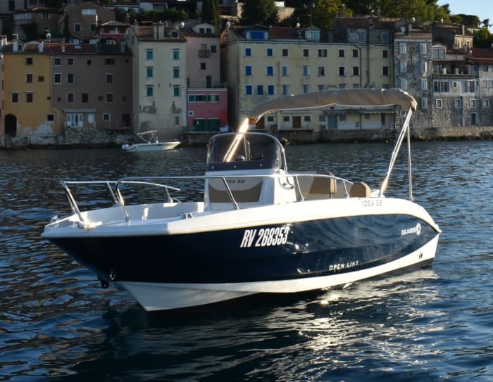 Scopri Rovigno: una giornata intera di sole a bordo di un motoscafo.